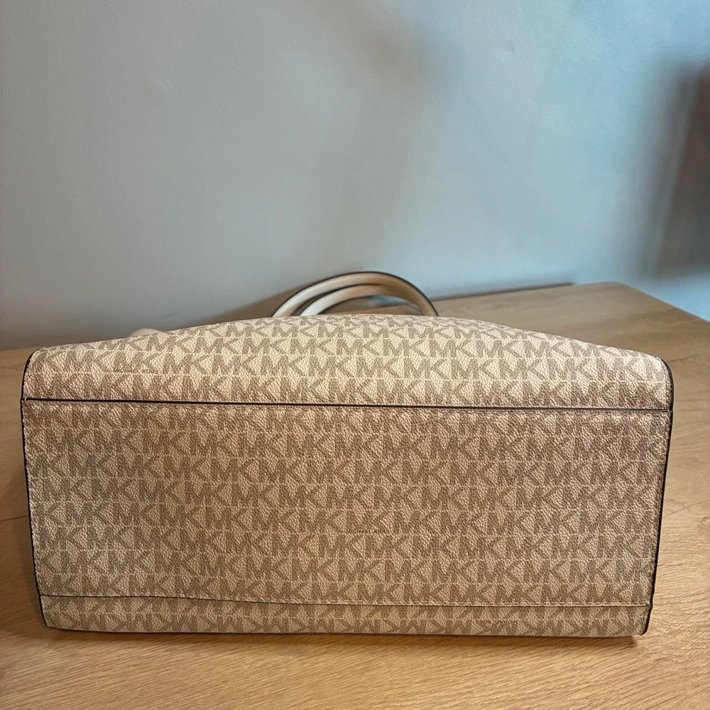 Michael Kors Voyager East West Tote Bag Vanilla Signature Logo Gold Hardware